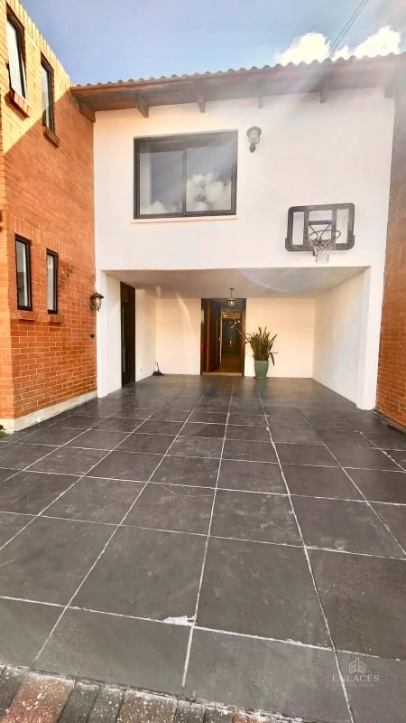 Zona 10 • Casa en Venta - 1