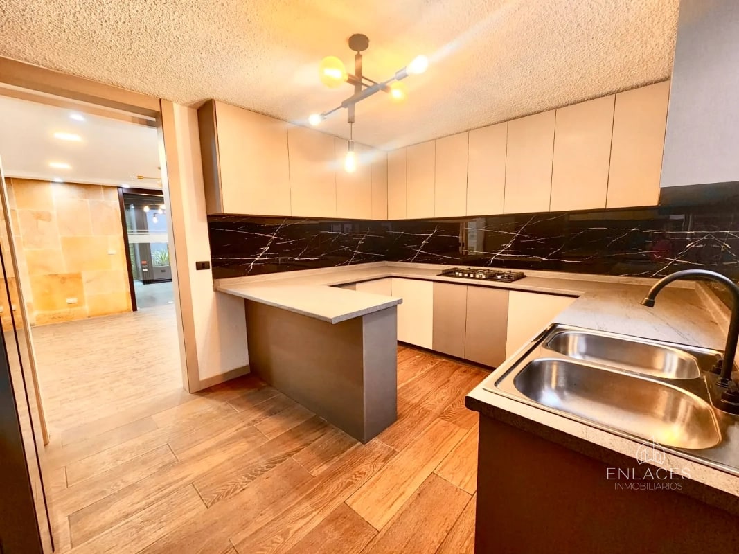 Zona 10 • Casa en Venta - 9