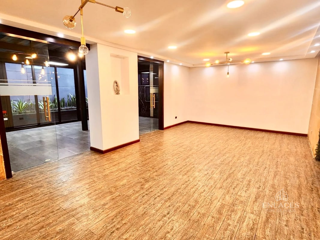 Zona 10 • Casa en Venta - 8