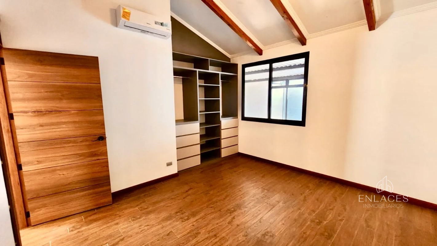Zona 10 • Casa en Venta - 2