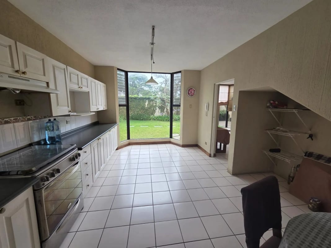 Amplia casa en Los Manantiales km 18 CAES — Casa en Venta en Carretera a El Salvador, Guatemala, Ciudad — foto 10 de 17