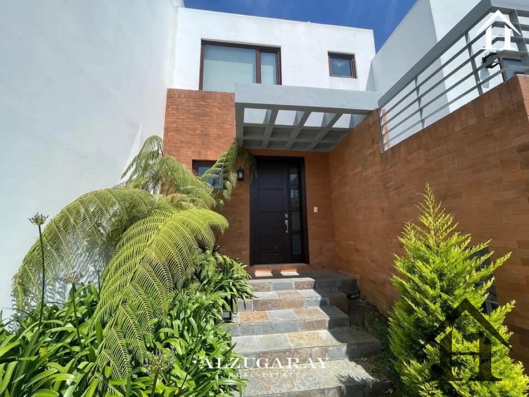 casa cond San Jorge Muxbal, salida por zona 10 y x carretera - 1