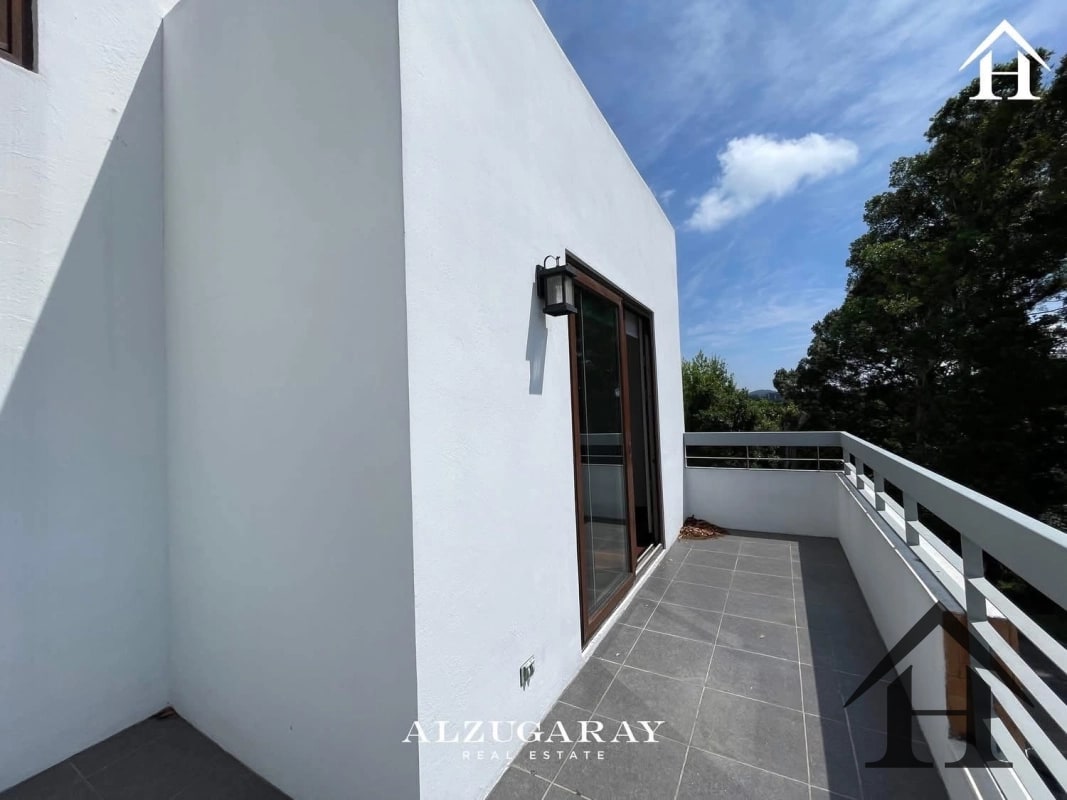 casa cond San Jorge Muxbal, salida por zona 10 y x carretera - 2