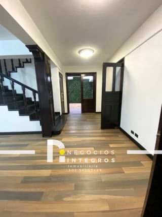 CASA EN RENTA DE 5 HABITACIONES EN ZONA 10 DENTRO DE GARITA — Casa en Alquiler en Zona 10, Guatemala, Ciudad — miniatura 1 de 15