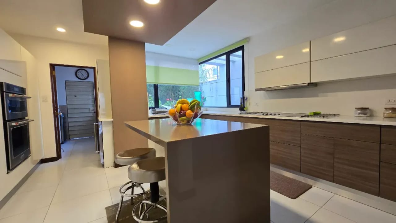 Casa en venta en zona 15, VHI - 13