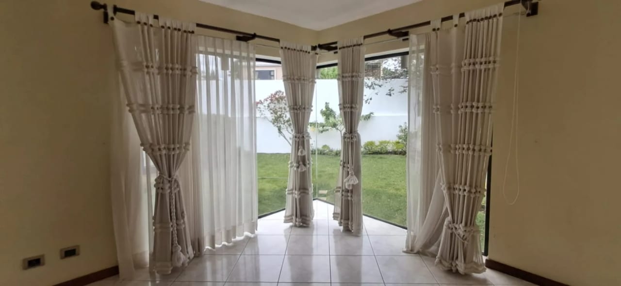 VENDO ELEGANTE CASA FAMILIAR EN COLINAS DE ANDALUCIA – AMPLIO JARDIN — Casa en Venta en Colinas De Andalucia, Carretera a El Salvador, Guatemala, Ciudad — foto 7 de 14