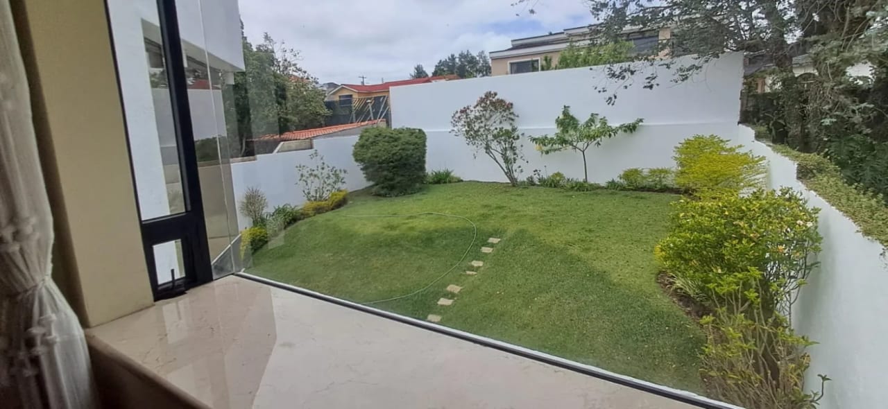 VENDO ELEGANTE CASA FAMILIAR EN COLINAS DE ANDALUCIA – AMPLIO JARDIN — Casa en Venta en Colinas De Andalucia, Carretera a El Salvador, Guatemala, Ciudad — foto 8 de 14