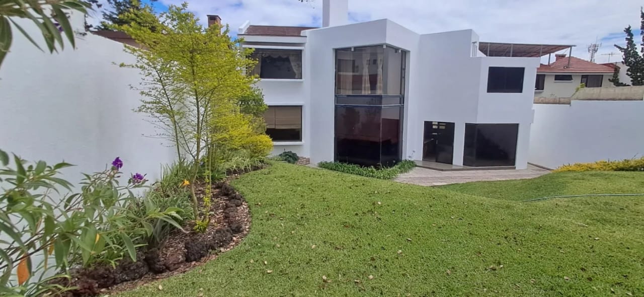 VENDO ELEGANTE CASA FAMILIAR EN COLINAS DE ANDALUCIA – AMPLIO JARDIN — Casa en Venta en Colinas De Andalucia, Carretera a El Salvador, Guatemala, Ciudad — foto 4 de 14