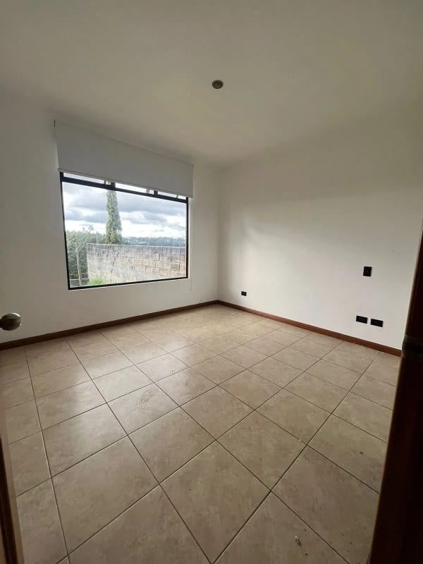 VENDO LINDA CASA EN LA FORESTA KM.20.5 CARR A FRAIJANES (copia) — Casa en Venta en La Foresta, Carretera a El Salvador, Guatemala, Ciudad — foto 8 de 11