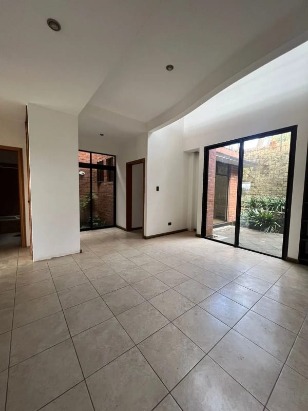 VENDO LINDA CASA EN LA FORESTA KM.20.5 CARR A FRAIJANES (copia) — Casa en Venta en La Foresta, Carretera a El Salvador, Guatemala, Ciudad — foto 5 de 11
