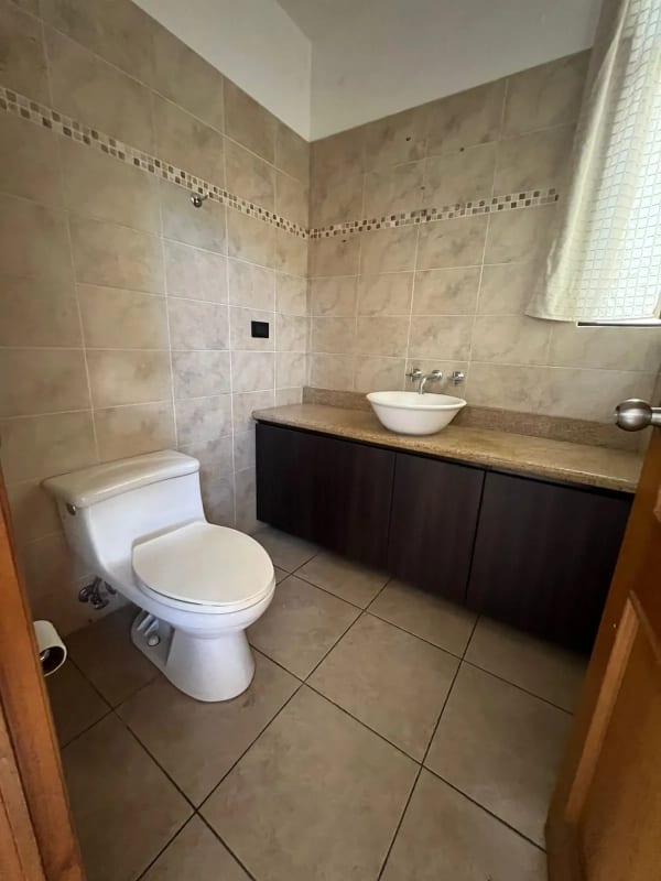 VENDO LINDA CASA EN LA FORESTA KM.20.5 CARR A FRAIJANES (copia) — Casa en Venta en La Foresta, Carretera a El Salvador, Guatemala, Ciudad — foto 3 de 11