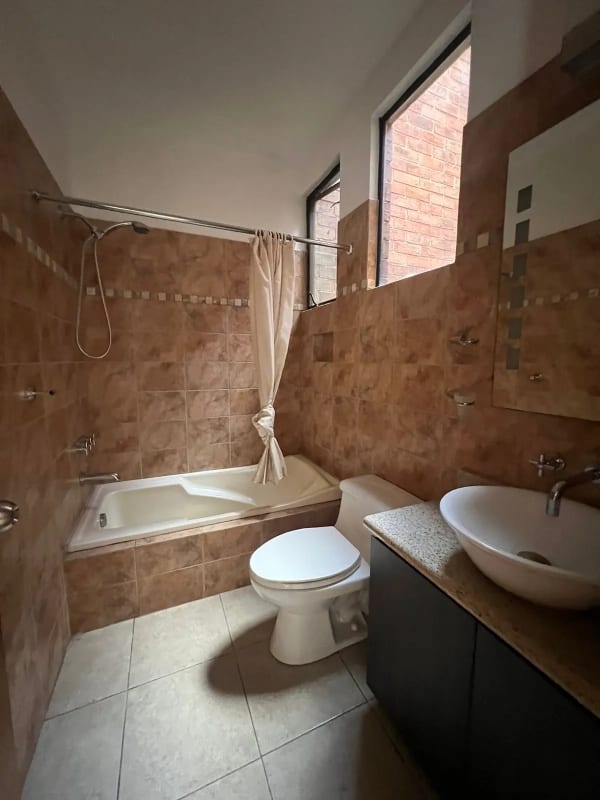 VENDO LINDA CASA EN LA FORESTA KM.20.5 CARR A FRAIJANES (copia) — Casa en Venta en La Foresta, Carretera a El Salvador, Guatemala, Ciudad — foto 2 de 11