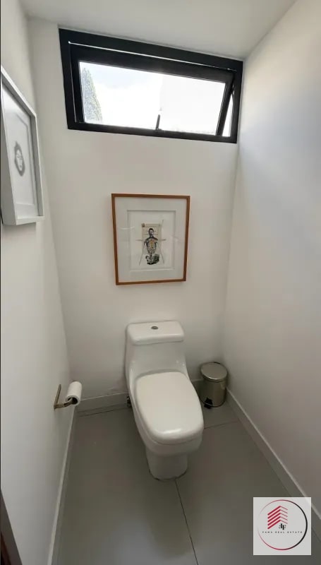 ALQUILER DE CASA EN ZONA 15 REMODELADA DE 268 M² - 2