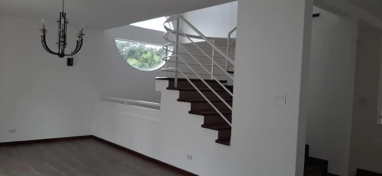 ALQUILO LINDA CASA CON JARDIN AMPLIO ZONA 13 ELGIN — Casa en Alquiler en Zona 13, Guatemala, Ciudad — foto 4 de 11