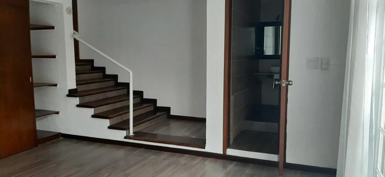 ALQUILO LINDA CASA CON JARDIN AMPLIO ZONA 13 ELGIN — Casa en Alquiler en Zona 13, Guatemala, Ciudad — foto 2 de 11