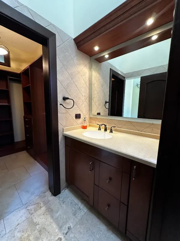 AMPLIA Y ELEGANTE CASA DE UN NIVEL EN VENTA | SANTA CATARINA PINULA   "Condominio Las Tinajas" — Casa en Venta en Las Tinajas, Santa Catarina Pinula, Guatemala, Ciudad — foto 8 de 13