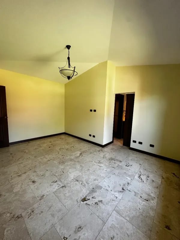 AMPLIA Y ELEGANTE CASA DE UN NIVEL EN VENTA | SANTA CATARINA PINULA   "Condominio Las Tinajas" — Casa en Venta en Las Tinajas, Santa Catarina Pinula, Guatemala, Ciudad — foto 7 de 13