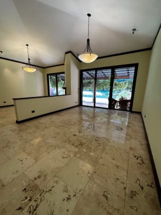 AMPLIA Y ELEGANTE CASA DE UN NIVEL EN VENTA | SANTA CATARINA PINULA   "Condominio Las Tinajas" — Casa en Venta en Las Tinajas, Santa Catarina Pinula, Guatemala, Ciudad — miniatura 5 de 13